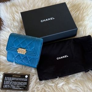 CHANEL
Caviar Quilted Compact Boy Wallet Blue.